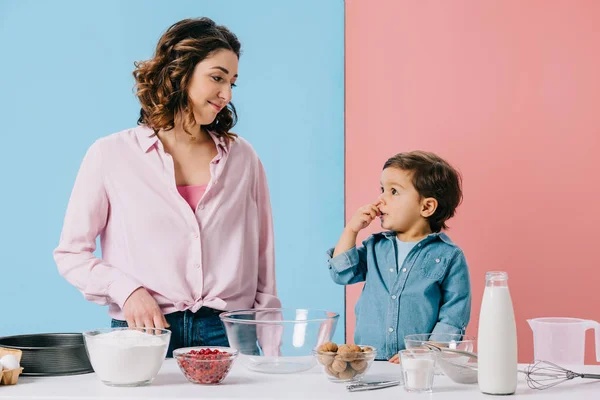 Madre Feliz Con Adorable Hijito Por Mesa Cocina Con Ingredientes — Foto de Stock