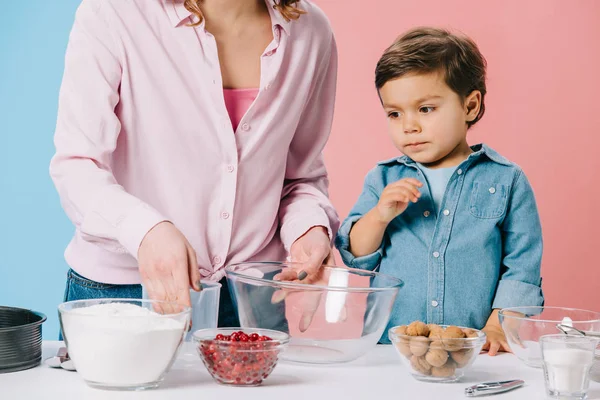 Lindo Niño Pequeño Con Madre Preparando Ingredientes Para Hornear Sobre — Foto de Stock