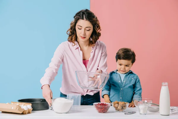 Güzel Anne Sevimli Oğlu Pişirme Malzemelerle Birlikte Bicolor Arka Plan — Stok fotoğraf