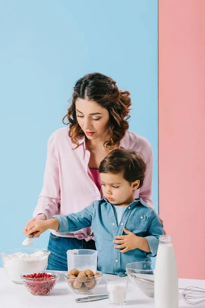 Pretty Mother Cute Little Son Cooking Kitchen Together Bicolor Background — Stock Photo, Image