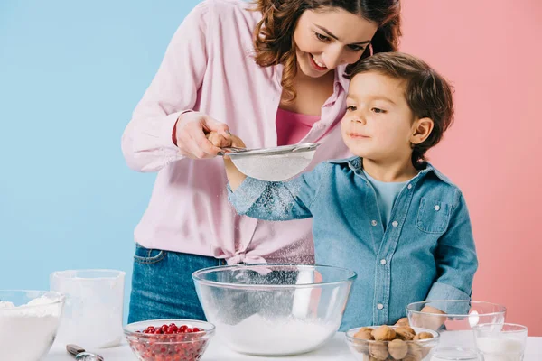 Smiling Mother Little Son Sifting Flour Together Bicolor Background — Stock Photo, Image