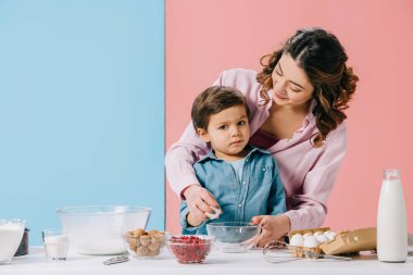 mutlu anne küçük oğlu holding yumurta bicolor özgeçmişlerine sarılma