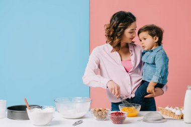 balon çırpma teli ile yumurta bicolor özgeçmişlerine kırbaçlanan iken küçük oğlu tutan anne