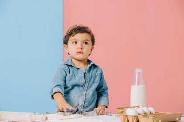 hamur bicolor arka plan üzerinde beyaz mutfak masasında küçük çocuk kesme resimler 