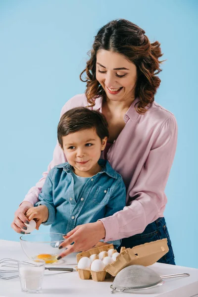 Feliz Madre Con Sonriente Pequeño Hijo Rompiendo Huevo Juntos Aislado — Foto de Stock