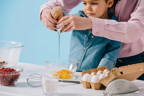 Netter Kleiner Junge Beobachtet Mutter Beim Eierbrechen Isoliert Auf Blau — Stockfoto