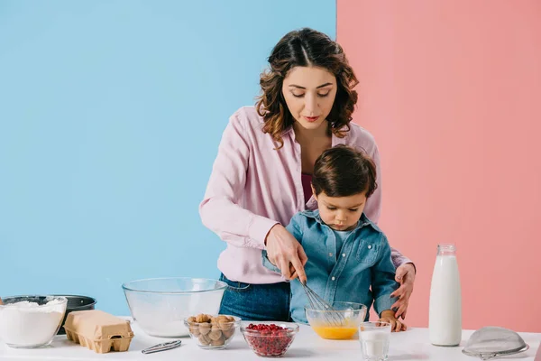 Bonita Madre Con Lindo Hijo Pequeño Batiendo Huevos Tazón Juntos — Foto de Stock