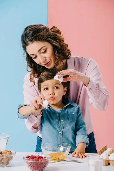 Mère Heureuse Avec Fils Adorable Casser Des Œufs Tout Cuisinant — Photo