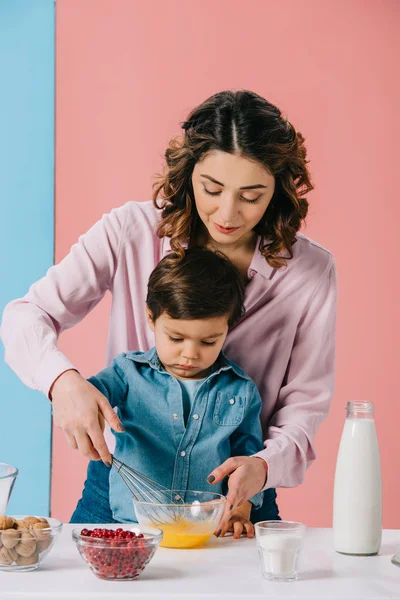 Bonita Mãe Ajudando Bonito Pequeno Filho Chicotadas Ovos Com Balão — Fotografia de Stock