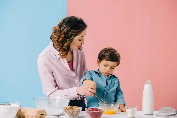 Mami Con Pequeño Hijo Batiendo Huevos Tazón Mientras Cocinan Juntos — Foto de Stock