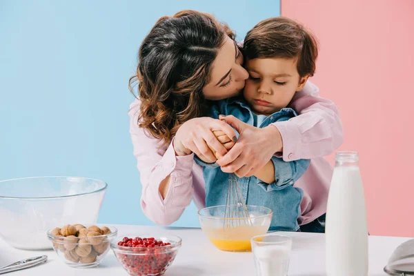 Mamãe Beijando Adorável Pequeno Filho Enquanto Chicotadas Ovos Com Balão — Fotografia de Stock