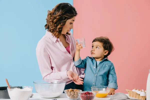 Schattige Kleine Jongen Weergegeven Moeder Leeg Glas Bicolor Achtergrond — Stockfoto