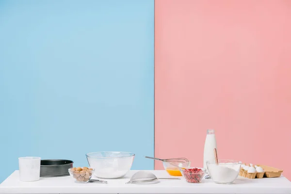 Verschiedene Kochzutaten Und Utensilien Auf Weißem Küchentisch Auf Zweifarbigem Hintergrund — Stockfoto