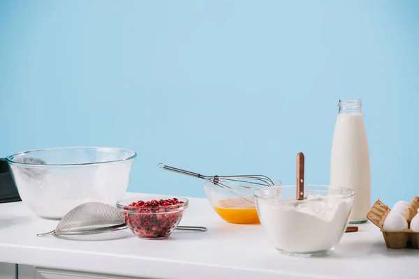 Různé Kuchyňské Náčiní Produkty Bílý Kuchyňský Stůl Samostatný Modré — Stock fotografie