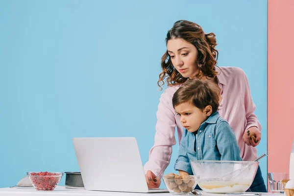 Mother Son Using Desktop Kitchen Table Bicolor Background — Stock Photo, Image