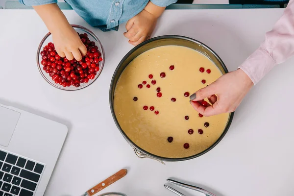 Visão Cortada Mãe Filho Adicionando Cranberries Massa Forma Cozimento Fundo — Fotografia de Stock