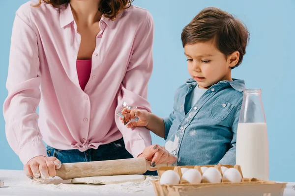 Söt Liten Pojke Tittar Mor Rulla Degen Isolerade Blå — Stockfoto