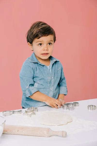 Aranyos Kis Fiú Vágás Számok Tészta Tészta Formák Elszigetelt Rózsaszín — Stock Fotó