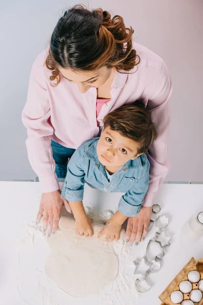 Vista Superior Madre Con Pequeño Hijo Desplegando Masa Mesa Cocina — Foto de Stock