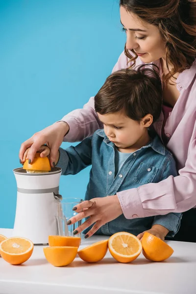 Cute Little Boy Squeezing Fresh Orange Juice Juicer Together Mother — Stock Photo, Image