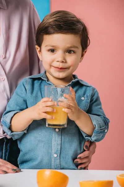 Drăguț Băiețel Care Deține Sticlă Plină Suc Portocale Proaspete Timp — Fotografie, imagine de stoc