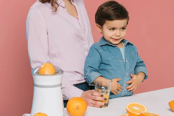 Menino Bonito Mãos Dadas Barriga Enquanto Está Mesa Cozinha Com — Fotografia de Stock