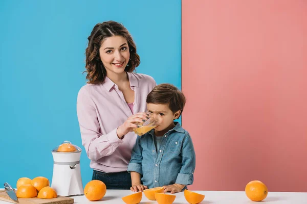 Lindo Niño Bebiendo Jugo Naranja Fresco Vidrio Las Manos Las — Foto de Stock