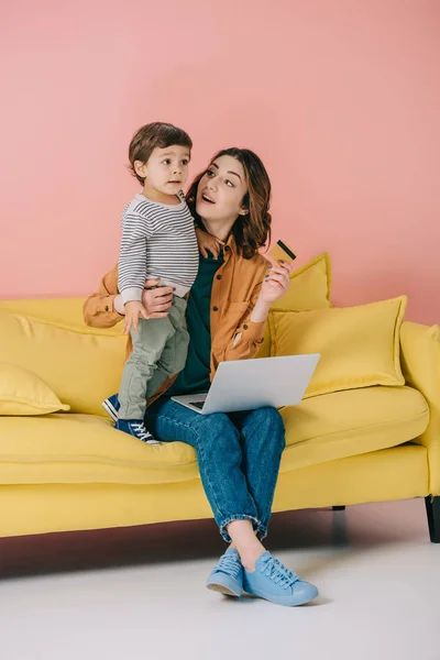 Smiling Mother Laptop Knees Holding Credit Card Hugging Little Son — Stock Photo, Image