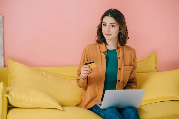 Aantrekkelijke Vrouw Met Creditcard Tijdens Het Gebruik Van Laptop — Stockfoto