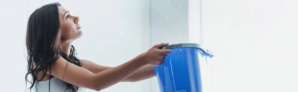 Mujer Joven Preocupada Sosteniendo Cubo Bajo Gotas Agua — Foto de Stock