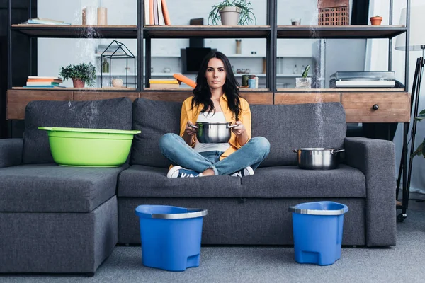 Schöne Frau Mit Töpfen Und Eimern Bei Wasserschaden Wohnzimmer — Stockfoto