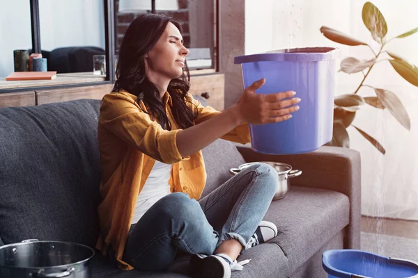 Femme Irrité Assis Sur Canapé Avec Seau Bleu — Photo