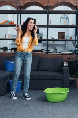 Su kaçak oturma odasında başa smartphone ile agresif kadın