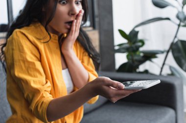 Sarı tişörtlü su almak şok kadın akıllı telefon zarar