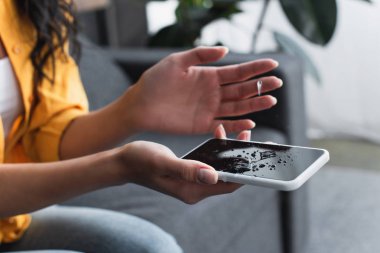 Kısmi su tutan kadın görünümünü smartphone zarar