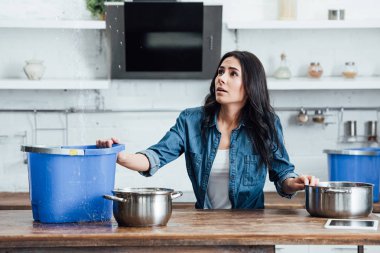 Esmer kadın bir sızıntı mutfak ile ilgili karıştı