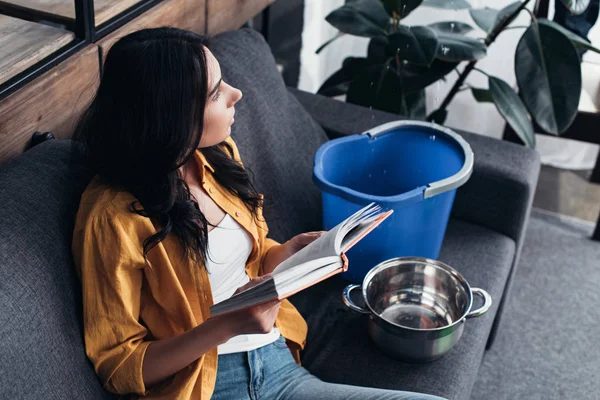 Brunette Young Woman Reading Book Living Room Water Leak — Stock Photo, Image