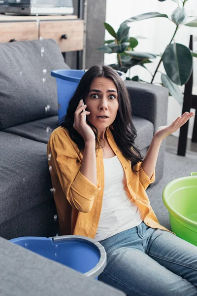 Shocked Woman Talking Phone Looking Camera — Stock Photo, Image