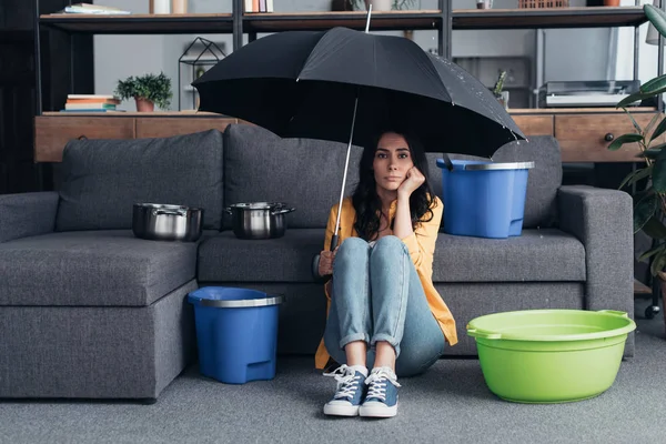 Menina Morena Pensiva Sentada Chão Com Guarda Chuva — Fotografia de Stock