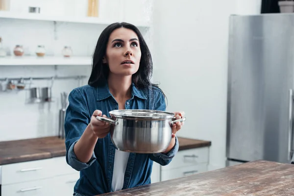 Mujer Camisa Mezclilla Sosteniendo Olla Acero Mirando Hacia Arriba — Foto de Stock