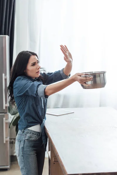 Mujer Preocupada Con Olla Acero Lidiando Con Fugas Agua Cocina —  Fotos de Stock