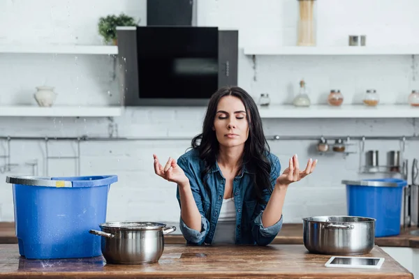 Женщина Пытается Успокоиться Время Повреждения Воды Кухне — стоковое фото