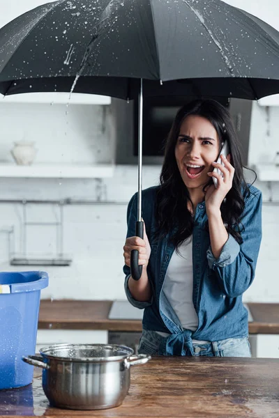 Mulher Estressada Usando Guarda Chuva Durante Vazamento Cozinha Chamando Encanador — Fotografia de Stock