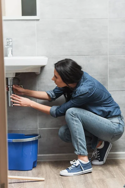 Brunette Woman Jeans Fixing Pipe Bathroom — Stock Photo, Image
