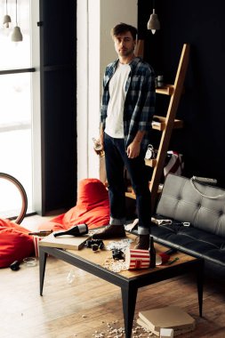 sarhoş adam partiden sonra evde sehpanın üzerinde duran