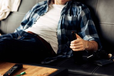 bir şişe bira ile el tuttuktan sonra adam kırpılmış görünümü