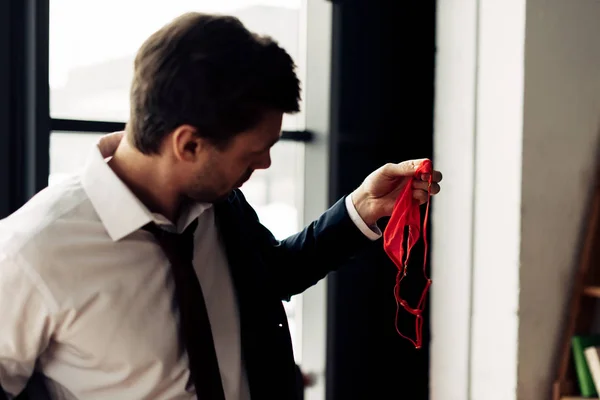 Enfoque Selectivo Del Hombre Mirando Ropa Interior Después Fiesta — Foto de Stock