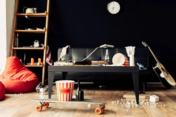 Skateboard Food Drinks Messy Living Room — Stock Photo, Image