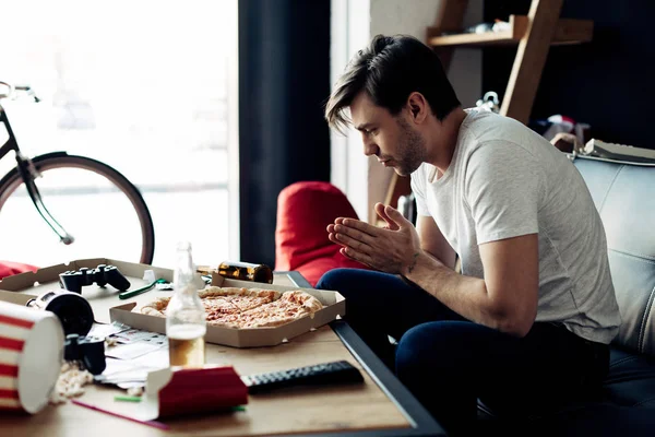 Hombre Mirando Pizza Sala Estar Desordenado Después Fiesta — Foto de Stock
