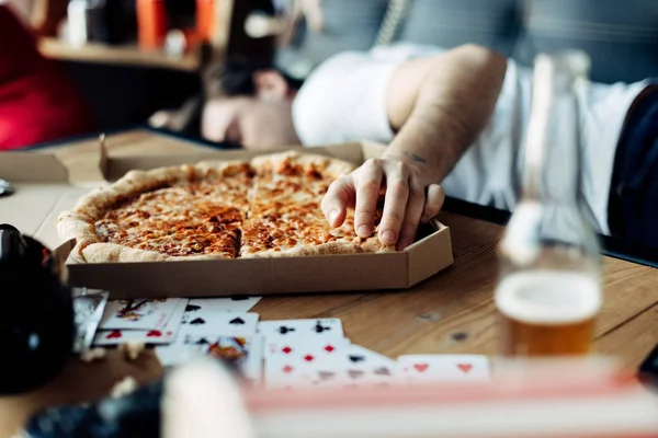 Selectieve Aandacht Van Smakelijke Pizza Met Man Liggen Achtergrond — Stockfoto